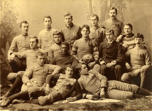 Gruppporträtt av Michigan Wolverines fotbollslag. 1890